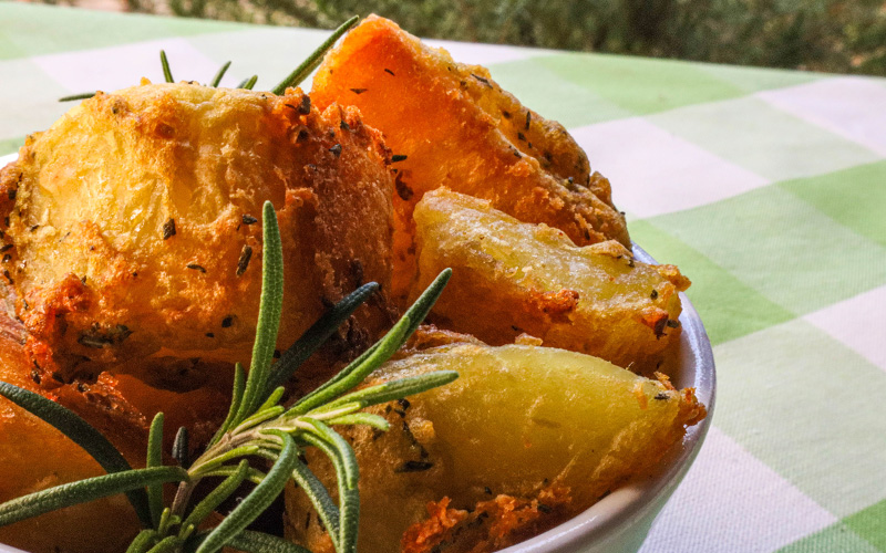 Crunchy Garlic Roast Potatoes